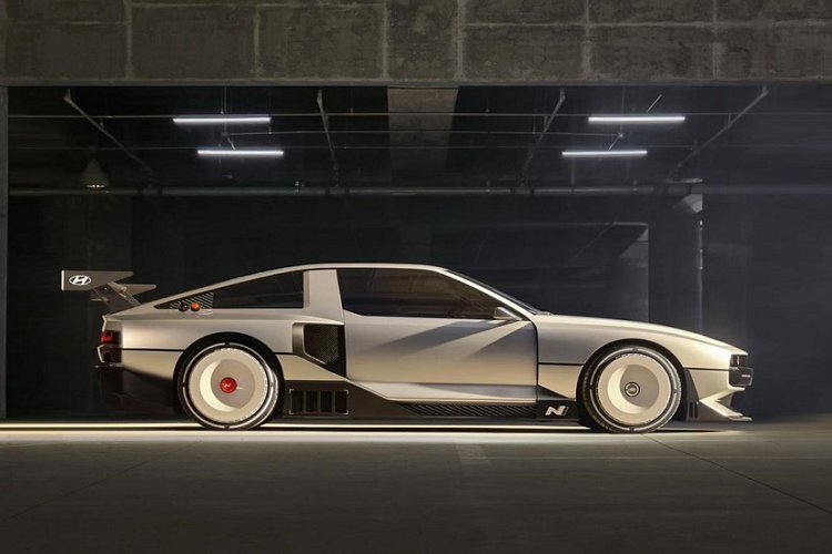 Nhờ đó, mẫu xe concept của Hyundai có thể tăng tốc từ 0-100 km/h trong thời gian chỉ 4 giây và đạt vận tốc tối đa hơn 250 km/h. Khi đổ đầy bình nhiên liệu hydro và sạc đầy pin, xe có thể chạy được 600 km.