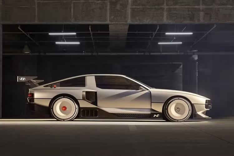 Nhờ đó, mẫu xe concept của Hyundai có thể tăng tốc từ 0-100 km/h trong thời gian chỉ 4 giây và đạt vận tốc tối đa hơn 250 km/h. Khi đổ đầy bình nhiên liệu hydro và sạc đầy pin, xe có thể chạy được 600 km.