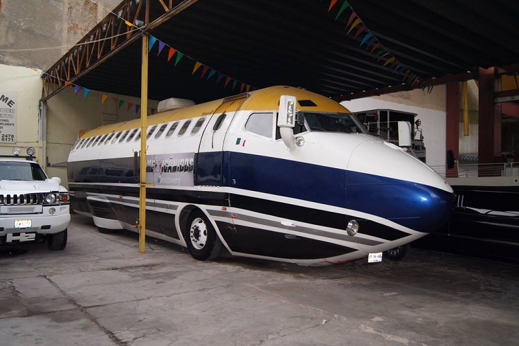 Ở bên trong cabin, thiết kế của khoang lái hầu hết vẫn được giữ nguyên, ngoại trừ việc bổ sung thêm một vô lăng. Chiếc “limo phản lực” vẫn được giữ nguyên động cơ turbo diesel nguyên bản, mang tổng trọng lượng 10.886 kg khi nạp đầu nhiên liệu, và dài khoảng 16 mét