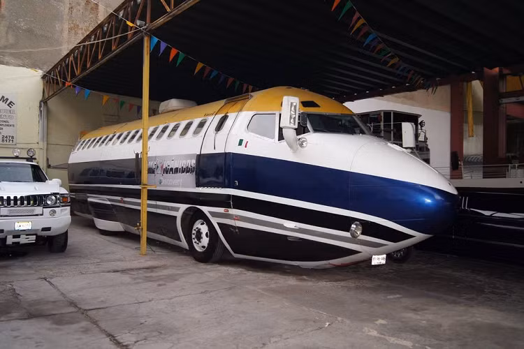 Ở bên trong cabin, thiết kế của khoang lái hầu hết vẫn được giữ nguyên, ngoại trừ việc bổ sung thêm một vô lăng. Chiếc “limo phản lực” vẫn được giữ nguyên động cơ turbo diesel nguyên bản, mang tổng trọng lượng 10.886 kg khi nạp đầu nhiên liệu, và dài khoảng 16 mét