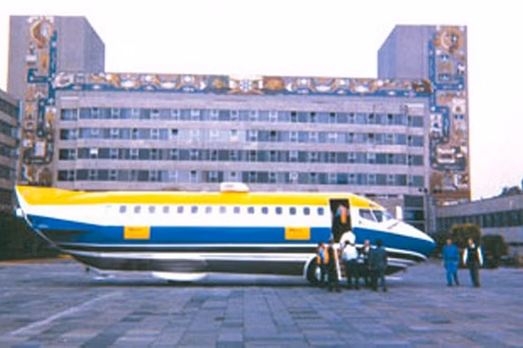 Một thời gian sau khi chính thức ra mắt, cụ thể là vào năm 2007, Boeing 727 Jet Limo đã được rao bán. Những bức ảnh mờ ảo về nội thất xa hoa kèm theo một đoạn mô tả ngắn gọn đã tiết lộ cho chúng ta thấy một phần trang bị, tiện ích trên chiếc xe đặc biệt này. 