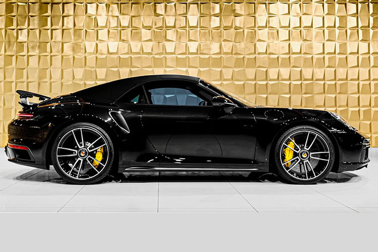 Ông Đặng Lê Nguyên Vũ tậu Porsche 911 Carrera 4S không chỉ vì thiết kế mà còn đến từ việc xe sử dụng động cơ xăng 6 xi lanh, dung tích 3,0 lít, sản sinh ra công suất tối đa 444 mã lực ở vòng tua máy 6.500 vòng/1 phút và mô men xoắn cực đại 530 Nm ở vòng tua máy từ 2.300 đến 5.000 vòng/phút.