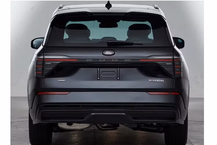 Những thay đổi trên đã giúp mẫu Ford Edge Hybrid 2024 khác biệt hoàn toàn so với thế hệ hiện tại. Tay nắm cửa được làm dạng ẩn cũng giúp mẫu xe này trông hiện đại hơn nhiều. Ngoại hình của xe cũng sẽ thay đổi nhẹ theo từng phiên bản.