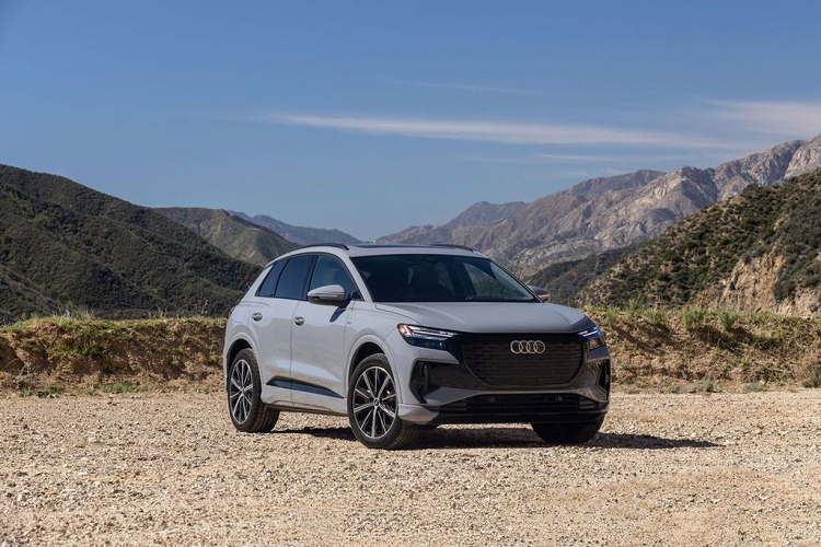 Nhìn ngang hông xe, Audi Q4 e-tron có những đường gân dập nổi, giúp tăng thêm vẻ khỏe khoắn, thể thao cho chiếc xe. Chiếc SUV điện hạng sang được trang bị bộ mâm đa chấu hợp kim kích thước 19-21 inch tùy theo từng phiên bản.