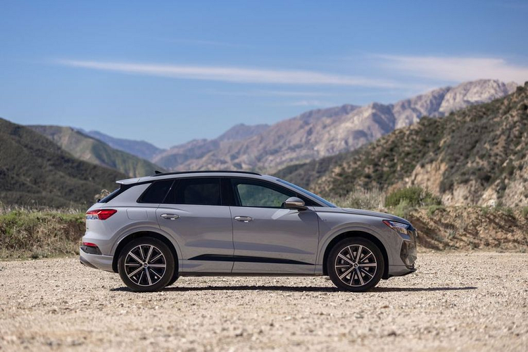 Trong khi đó ở phía sau, Audi Q4 e-tron gây ấn tượng với cụm đèn hậu LED, chạy ngang hết đuôi xe. Cản sau được ốp thanh kim loại được mạ chrome sáng bóng.Bên trong cabin, Audi Q4 e-tron đem đến cho người dùng một không gian tương đối rộng rãi và cũng rất sang trọng.