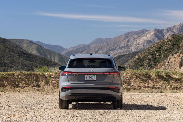 Đặc biệt, Q4 e-tron là mẫu xe được bổ sung hai tính năng lần đầu tiên xuất hiện trên dòng sản phẩm của nhà Audi: trợ lý giọng nói và màn hình hiển thị kính thực tế tăng cường tùy chọn. Theo đó, màn hình HUD sẽ chiếu các mũi tên, điểm xuất phát, điểm dừng...lên kính chắn gió. Tính đến thời điểm hiện tại, mức giá xe Audi Q4 e-tron 2022 là mẫu SUV điện rẻ nhất, chỉ từ 48.800 USD (khoảng 1,2 tỷ đồng).