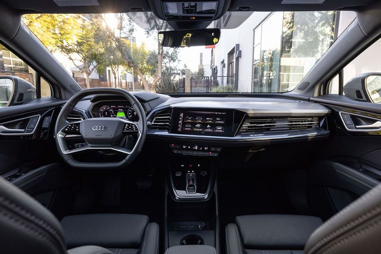 Phiên bản mặc định của Audi Q4 e-tron sẽ có công suất 201 mã lực nhờ mô tơ điện đơn dẫn động trục sau, trong khi bản cao cấp 2 mô tơ có công suất 295 mã lực (nhưng tầm vận hành giảm một chút còn khoảng gần 420 km).