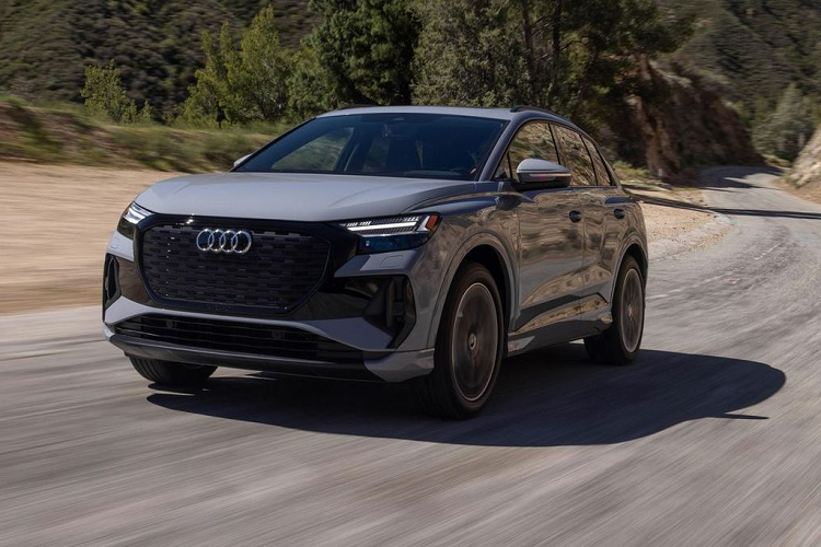  Audi Q4 e-tron 2022 mới là mẫu xe tiếp bước ngôn ngữ thiết kế của Audi dành cho các mẫu xe điện. Giống như những ý tưởng từ năm 2019, những chiếc SUV nhỏ gọn với thiết kế tinh tế, nam tính và mạnh mẽ với đường mui xe kiểu coupe đặc biệt kéo thấp đến phần đuôi xe.