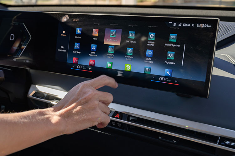 Hệ thống âm thanh nổi Harman/ Kardon 18 loa là tiêu chuẩn và BMW sẽ cung cấp thêm tùy chọn hệ thống âm thanh Bowers &amp; Wilkins 30 loa. Ghế trước được chỉnh điện có tính năng sưởi ấm.