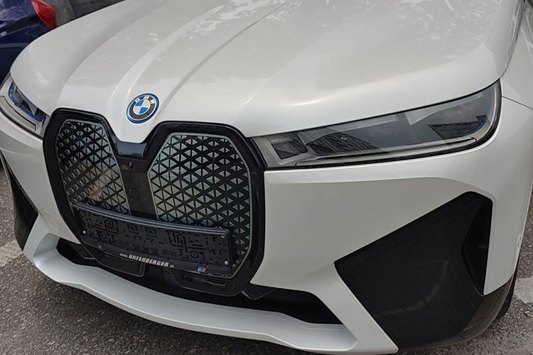 BMW iX 2022 mới vẫn có lưới tản nhiệt hình quả thận khổng lồ ở phía trước, nhưng không hề có tác dụng làm mát động cơ như xe động cơ đốt trong, thay vào đó đây là nơi tích hợp hệ thống camera, radar, cảm biến cho các hệ thống hỗ trợ lái xe tiên tiến. Hai bên thân xe nổi bật với những đường vân dập nổi tăng thêm sự khỏe khoắn, thể thao.