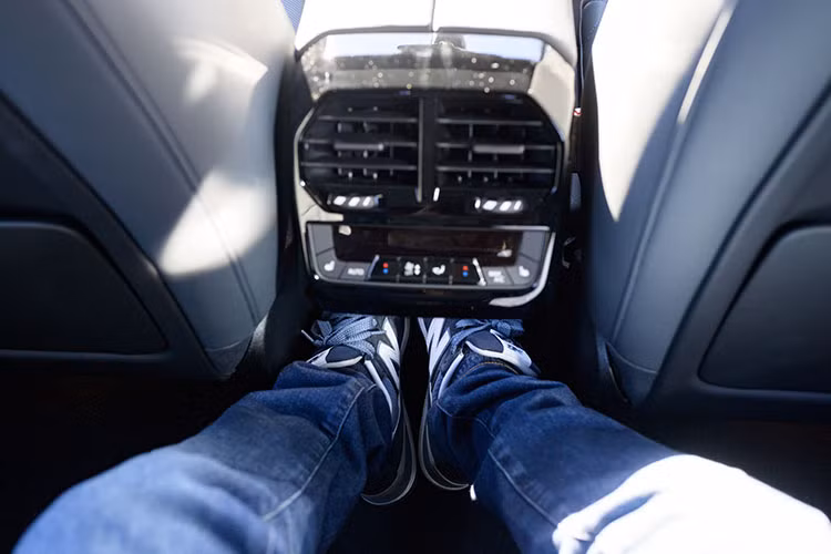 BMW iX iDrive40 2022 mới được trang bị cụm pin 70 kWh, cung cấp năng lượng cho động cơ điện có công suất tối đa 321 mã lực, xe có khả năng di chuyển 400 km trên mỗi lần sạc và có thể giúp xe tăng tốc từ 0 đến 100 km/h trong 6,1 giây.