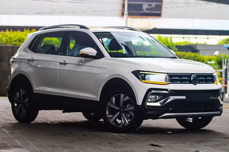 Như thông tin đã đưa, dòng SUV cỡ nhỏ Volkswagen T-Cross 2022 mới sẽ chính thức ra mắt thị trường Việt Nam vào tháng 4 năm nay. Mức giá dự kiến của mẫu SUV cỡ B này đã được hé lộ. Theo nhân viên tư vấn bán hàng tại đại lý, Volkswagen T-Cross 2022 tại Việt Nam sẽ có giá bán dao động trong khoảng từ 1,1 - 1,3 tỷ đồng, tùy phiên bản.