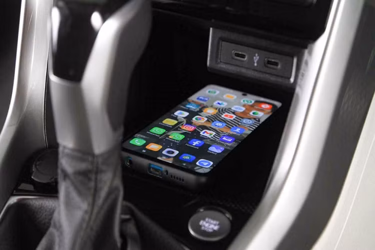 Các trang bị khác như; bảng đồng hồ kỹ thuật số với màn hình 8 inch, cửa sổ trời chỉnh điện, ghế trước có tính năng làm mát, điều hòa tự động đi kèm nút điều khiển cảm ứng, đèn viền, sạc điện thoại thông minh không dây và vô lăng bọc da, tích hợp phím chức năng. Thêm vào đó là thể tích khoang hành lý 385 lít hoặc 1.405 lít nếu ghế sau gập xuống.