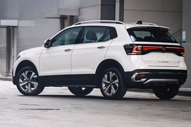Được nhập khẩu nguyên chiếc từ Ấn Độ, mẫu SUV hạng B này có 2 phiên bản Elegance và Luxury tại Việt Nam. Tại thị trường Ấn Độ, xe được biết đến dưới cái tên Volkswagen Taigun. Nếu giá bán trên là chính xác thì Volkswagen T-Cross 2022 mới sẽ đắt gấp đôi so với một số đối thủ trong cùng phân khúc như Kia Seltos (639 - 724 triệu đồng) và Hyundai Creta (620 - 730 triệu đồng). Đồng thời, với giá bán này, Volkswagen T-Cross 2022 dự kiến sẽ khá kén khách tại Việt Nam.