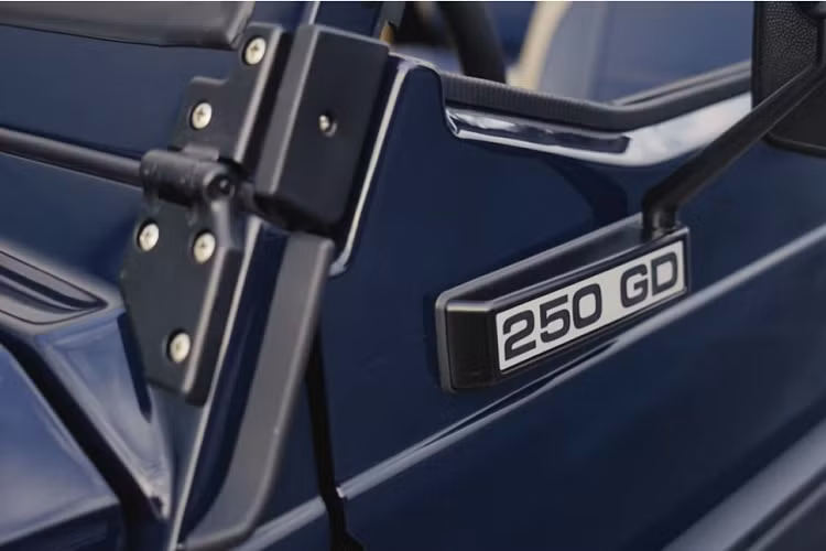 Để cải thiện khả năng dừng xe, một bộ kẹp phanh mới đã được thiết kế đặc biệt với các rô-tơ và tang trống khỏe hơn. Hệ thống động lực học trên Mercedes-Benz 250GD đời 1991 cũng được làm mới tổng thể bằng các lò xo và giảm xóc nâng cấp.