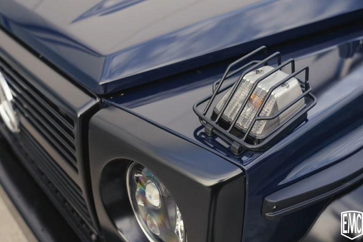 Để lắp ráp chiếc 250GD này, đội ngũ EMC đã “lột trần” mẫu xe ban đầu để làm lại mọi thành phần. Đường dẫn nhiên liệu và phanh nâng cấp cũng như giá đỡ thân xe đã được lắp đặt để mang lại cảm giác mới hơn, trong khi các trục xe nguyên bản thì được trang bị các bộ phận nội bộ hoàn toàn mới.