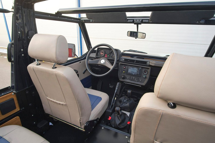 Nếu bạn đang tìm kiếm một chiếc G-Class truyền thống hơn một chút, các chuyên gia tại Expedition Motor Company (EMC) đã chế tạo nên một thứ mà bạn có thể đánh giá cao. Đó là một dòng sản phẩm G-Class phục chế kiêm độ mới mẻ với mức giá khởi điểm khá đắt là 120.000 USD (tương đương 2,74 tỷ đồng). Chiếc đầu tiên của họ được làm dựa trên 250GD 1991 được hoàn thiện với màu Midnight Blue, và công ty đã mất hơn 1.000 giờ để phục chế.