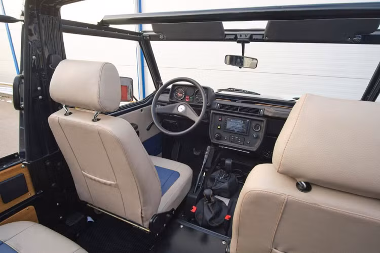 Nếu bạn đang tìm kiếm một chiếc G-Class truyền thống hơn một chút, các chuyên gia tại Expedition Motor Company (EMC) đã chế tạo nên một thứ mà bạn có thể đánh giá cao. Đó là một dòng sản phẩm G-Class phục chế kiêm độ mới mẻ với mức giá khởi điểm khá đắt là 120.000 USD (tương đương 2,74 tỷ đồng). Chiếc đầu tiên của họ được làm dựa trên 250GD 1991 được hoàn thiện với màu Midnight Blue, và công ty đã mất hơn 1.000 giờ để phục chế.