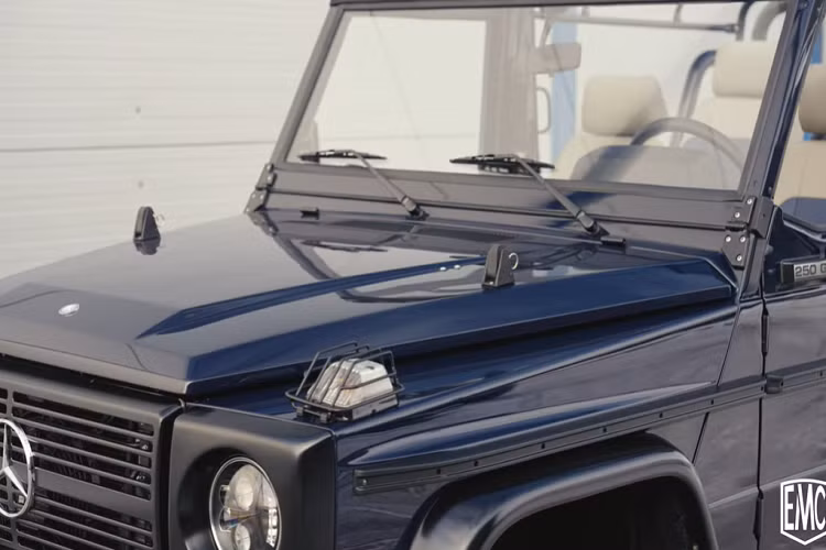 Chiếc xe cụ thể trong hình sử dụng cabin không gian mở để mang đến cho người ngồi một cảm giác thuần túy, lấy cảm hứng từ xe quân sự cổ điển. Sự thoải mái của hành khách còn được đảm bảo với lớp bọc vinyl màu xanh nước biển và cói bền bỉ với mọi thời tiết cho ghế ngồi, và hệ thống HVAC với điều hòa không khí và sưởi ấm.