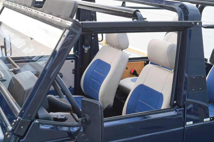 Chiếc 250GD này có đủ sức mạnh để chinh phục những nơi hoang dã nhưng EMC cũng muốn nó đem đến cảm giác dễ chịu hơn trong môi trường lái xe đô thị. Đối với những người muốn cải thiện khả năng sử dụng hàng ngày, chiếc xe đã bao gồm tùy chọn hộp số tự động 5 cấp mới, được phụ trợ bởi bộ chuyển số lấy từ Mercedes-Benz S-Class, phối hợp động cơ dầu tăng áp OM602 5 xi-lanh.