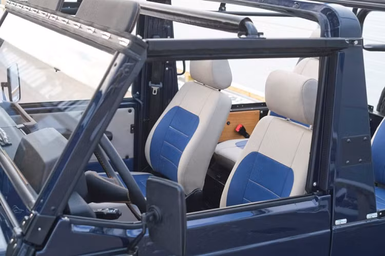 Chiếc 250GD này có đủ sức mạnh để chinh phục những nơi hoang dã nhưng EMC cũng muốn nó đem đến cảm giác dễ chịu hơn trong môi trường lái xe đô thị. Đối với những người muốn cải thiện khả năng sử dụng hàng ngày, chiếc xe đã bao gồm tùy chọn hộp số tự động 5 cấp mới, được phụ trợ bởi bộ chuyển số lấy từ Mercedes-Benz S-Class, phối hợp động cơ dầu tăng áp OM602 5 xi-lanh.