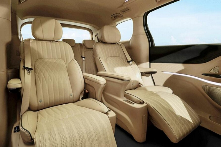 Ngoài ra, đằng sau xe còn có cửa cốp phẳng, cánh gió mui màu đen, đèn hậu LED nằm ngang và cản sau thể thao, tích hợp đèn phản quang đặt dọc. Nằm giữa đèn hậu là tem chữ nổi "Voyah" thay vì logo của hãng theo xu hướng hiện đang thịnh hành trong làng ô tô thế giới.