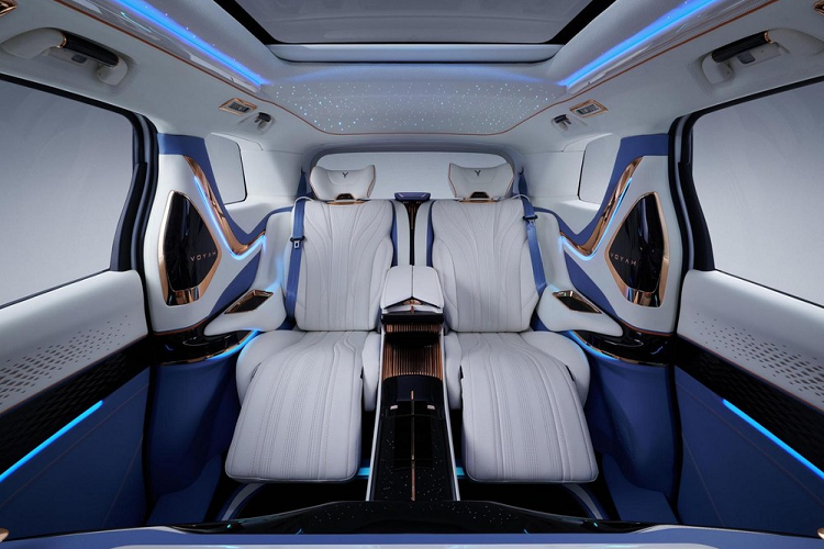 Chưa hết, Voyah Dreamer còn có ghế bọc da, sưởi ấm, làm mát và massage, tích hợp bệ đỡ bắp chân, hệ thống âm thanh DYN Audio, hệ thống 5G và bàn gấp trên lưng ghế trước. Khi mua xe, khách hàng có thể chọn phiên bản 4 chỗ hoặc 7 chỗ, tương tự Lexus LM. Trong đó, phiên bản 7 chỗ sở hữu cấu hình nội thất 2+2+3 chỗ ngồi.