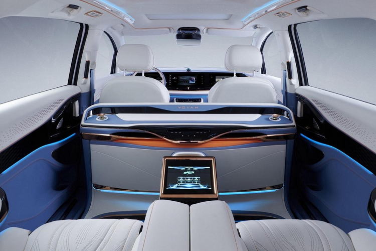 Nổi bật hơn cả là phiên bản 4 chỗ với 2 ghế thương gia phía sau, được tách riêng bằng bệ tì tay trung tâm tích hợp màn hình cảm ứng để hành khách chỉnh các tính năng trên xe. Theo nhà sản xuất, bản 4 chỗ sở hữu nhiều trang bị sang trọng không thua kém gì xe Mercedes-Maybach. Nội thất của bản 4 chỗ được bọc da màu xanh dương và trắng, phối với những điểm nhấn màu đen bóng hoặc vàng kim. Đặc biệt, mẫu xe Trung Quốc này còn có hệ thống đèn viền nội thất và trần xe bầu trời sao theo phong cách của Rolls-Royce.