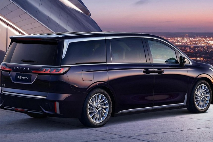 Nếu muốn sở hữu xe có phạm vi di chuyển dài hơn, khách hàng Trung Quốc có thể chọn phiên bản được trang bị thêm động cơ xăng tăng áp, dung tích 1.5L. Đóng vai trò tăng phạm vi di chuyển cho xe, động cơ này kết hợp với 2 mô-tơ điện và tạo ra công suất tổng cộng 389 mã lực cùng mô-men xoắn cực đại 610 Nm. Ở phiên bản có thêm động cơ xăng, xe nặng 2.540 kg và có thể chạy được 700 km.