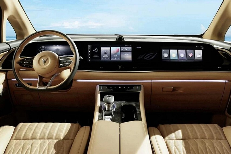 Tương xứng với kích thước và sức mạnh động cơ, Voyah Dreamer sở hữu thiết kế ngoại thất khá "hoành tráng". Theo đó, xe được trang bị lưới tản nhiệt cực lớn trên đầu xe, có thể lấn át cả Lexus và BMW. Nằm hai bên lưới tản nhiệt là cụm đèn pha khá thanh mảnh, tích hợp dải đèn LED định vị ban ngày. Chưa hết, dải đèn LED định vị ban ngày còn kéo dài vào bên trong lưới tản nhiệt, đến logo phát sáng của thương hiệu Voyah.