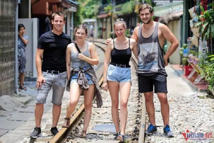 Chị Catherine (đến từ Áo, bên phải), thốt lên: “Ở đây thật sự rất đẹp và đặc biệt. Đất nước chúng tôi không có địa điểm check-in như thế này. Ngoài cảnh đẹp thì một ấn tượng khác đối với tôi là người Việt Nam rất tốt bụng và thân thiện”.