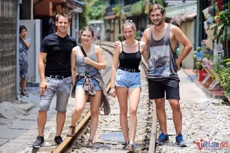 Chị Catherine (đến từ Áo, bên phải), thốt lên: “Ở đây thật sự rất đẹp và đặc biệt. Đất nước chúng tôi không có địa điểm check-in như thế này. Ngoài cảnh đẹp thì một ấn tượng khác đối với tôi là người Việt Nam rất tốt bụng và thân thiện”.