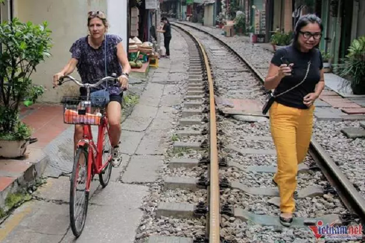 Ngoài việc đi bộ hay ngồi uống cà phê, nhiều du khách nước ngoài còn đạp xe dạo dọc phố 