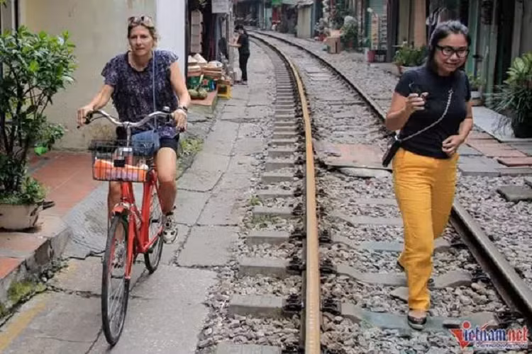 Ngoài việc đi bộ hay ngồi uống cà phê, nhiều du khách nước ngoài còn đạp xe dạo dọc phố 