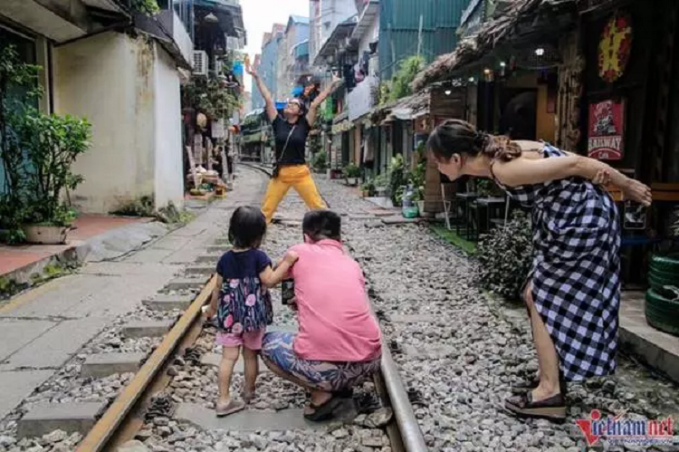 Ngoài lượng du khách quốc tế chiếm đa số, khách trong nước đến từ các tỉnh, thành khác cũng xuất hiện và trải nghiệm nhưng không nhiều. Chị Khánh Ly (TP.HCM) chia sẻ: “Sau nhiều lần tới Hà Nội mà chưa có cơ hội đến khu vực cà phê đường tàu để trải nghiệm, hôm nay tôi tranh thủ thời gian tới và chụp vài bức hình để khoe với bạn bè”.