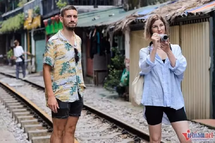 Anh Balazs và chị Zsofi là giáo viên dạy tiếng Anh. “Sống ở Hà Nội được một thời gian rồi nhưng đây mới là lần đầu chúng tôi đến cà phê đường tàu. Thật sự nơi này rất khác so với những gì tôi tưởng tượng trước đó”, Balazs nói. 