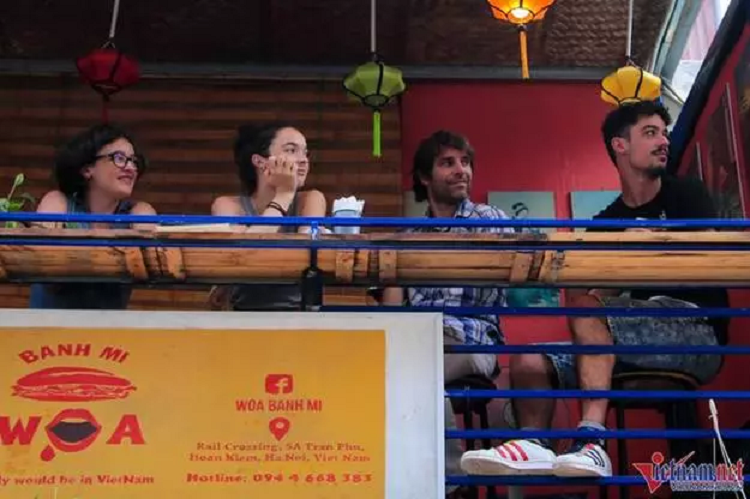 Nhiều du khách chọn chỗ ngồi trên tầng 2 để có thể quan sát không gian phía dưới cũng như lúc tàu chạy qua. 