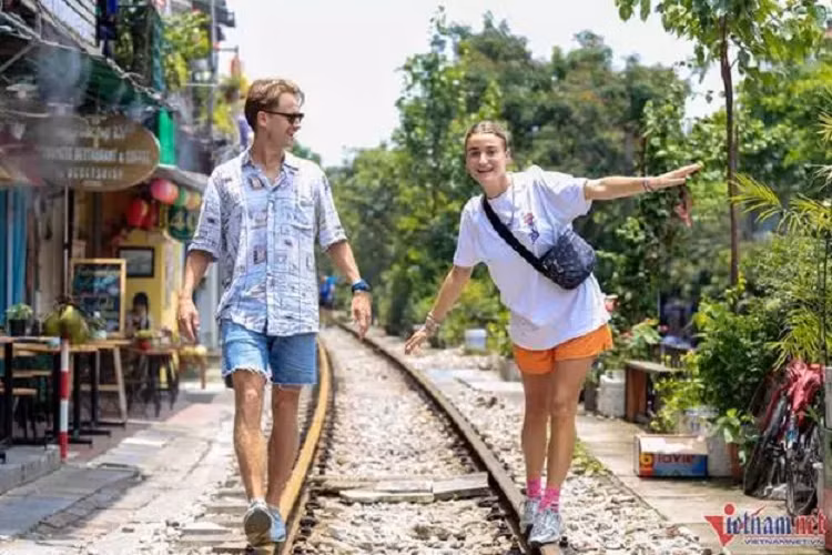 Anh Jessie và bạn gái (đến từ Hà Lan) thích thú với việc chụp ảnh ở đường ray. “Phố đường tàu là địa điểm đầu tiên chúng tôi đến chơi ở Hà Nội. Khi chụp ảnh ở đây tôi thấy hơi sợ nhưng rất vui. Tiếc là hôm nay tàu không chạy qua, chúng tôi sẽ quay lại vào ngày mai”, anh Jessie nói.