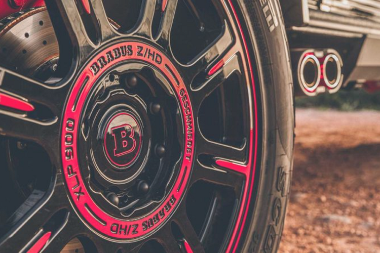 Phía trên nóc xe được trang bị bộ ốp carbon, đi kèm là hệ thống đèn LED trợ sáng.