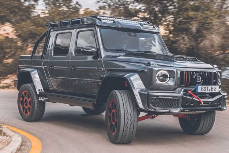 Chiếc Mercedes-AMG G63 độ siêu bán tải được trang bị mâm 22inch đa chấu phối đỏ đen tinh tế, đi kèm với đó là bộ lốp off-road đến từ thương hiệu Pirelli, trục bánh xe cũng được mở rộng thêm 116 mm so với G63 nguyên bản.