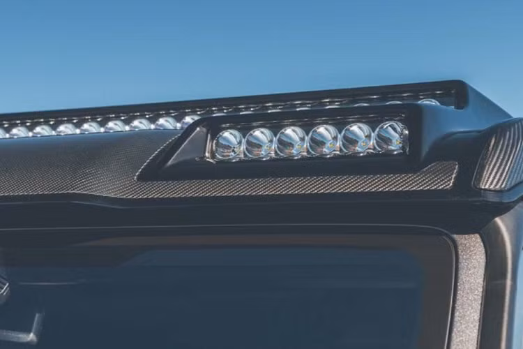 Brabus đã can thiệp vào động cơ của Mercedes-AMG G63, đẩy sức mạnh khối động cơ 4.0L V8 lên 888 mã lực và mô-men xoắn cực đại 1.250 Nm.