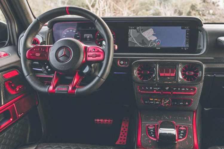 Với một chiếc xe nặng gần 3.000 kg, Brabus AMG G63 bán tải chỉ mất 4,4 giây để tăng tốc từ 0 lên 100km. Vận tốc tối đa mà chiếc xe có thể đạt được là 210km/h. Nội thất trên Brabus AMG G63 được hoàn thiện bằng da cao cấp và ốp cacbon. Các điểm nhấn sơn màu đỏ làm cho khoang nội thất của chiếc xe thêm đậm chất thể thao, mạnh mẽ và nổi bật.