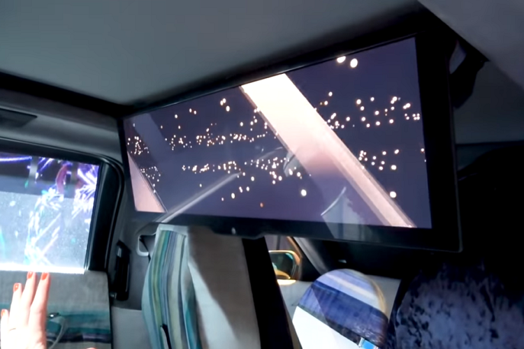 Sau khi quay lại và Supercar Blondie gửi tín hiệu điện tới các lớp trên và dưới của E-Ink, nó chuyển sang màu trắng và phản ứng của Steve Aoki có lẽ là đủ nói lên tất cả.