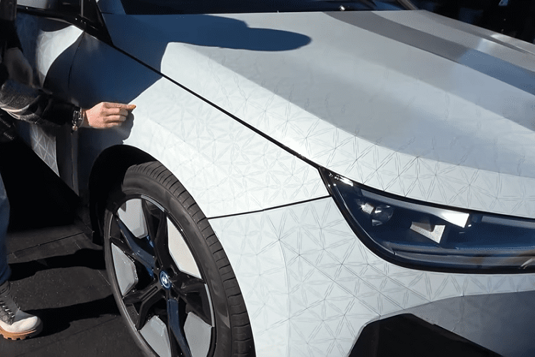 Lớp sơn trên chiếc BMW iX tại CES 2022 là E-Ink, bao gồm ba lớp. Lớp giữa bao gồm các màng trong suốt, có hai màu sơn: trắng và đen. Các lớp trên và dưới của sơn E-Ink bao gồm các lớp điện cực, và các lớp này sẽ biến đổi màu sắc của xe tùy thuộc vào loại điện bạn gửi tới chúng.