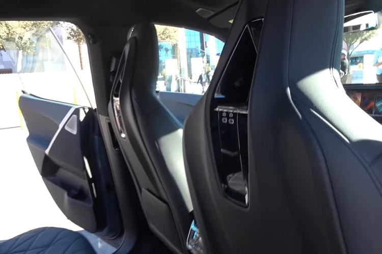 Công nghệ thay đổi màu sắc tức thời từ chiếc BMW iX chạy điện trương lai từ nhóm phát triển E-Ink thực sự đáng kinh ngạc. Nó có thể thay đổi tương lai của những chiếc ô tô và diện mạo của chúng. 