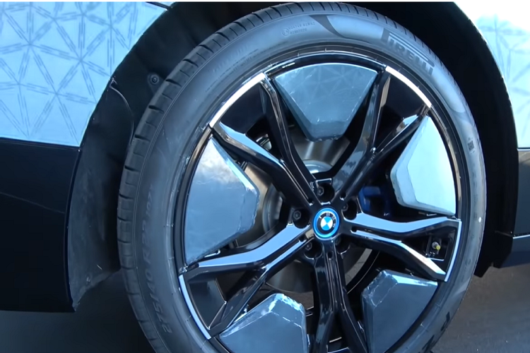 Trong video, “Supercar Blondie” đã trình diễn khả năng thay đổi màu sắc phi thường của chiếc xe với DJ nổi tiếng, Steve Aoki, vì anh ấy là một người rất hâm mộ công nghệ tân tiến của BMW. Anh ấy ghi nhớ chiếc xe có màu xám đen trước khi quay mặt đi.