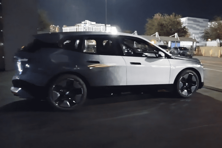 YouTuber nổi tiếng “Supercar Blondie” mới đây đã có cơ hội tiếp cận tận tay tính năng thay đổi màu sắc ấn tượng của chiếc BMW iX chạy điện mới này, và dĩ nhiên là có chia sẻ quá trình đó với các khán giả.