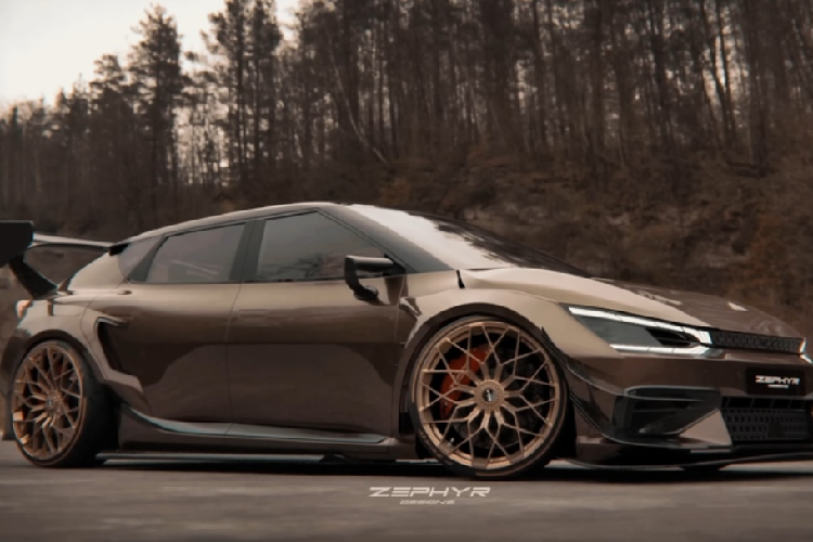 Chi tiết ấn tượng nhất trên chiếc EV6 GT này chính là cánh gió khổng lồ phía sau bằng sợi carbon, có nhiệm vụ tạo thêm lực ép cho xe và khiến chiếc xe điện trông hầm hố và cá tính hơn.