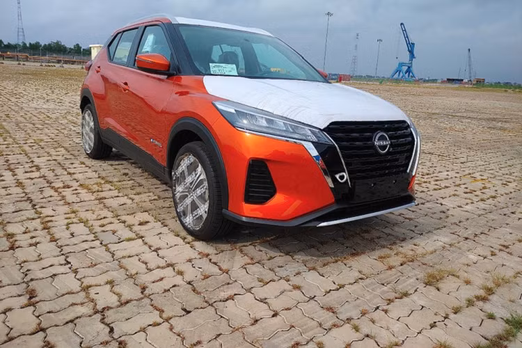 Theo đó, Nissan Kicks e-Power 2023 dành cho Việt Nam cũng được trang bị lưới tản nhiệt V-Motion sơn màu đen với viền mạ crôm bao quanh. Bên cạnh đó là cụm đèn pha LED thanh mảnh, tích hợp dải đèn LED định vị ban ngày. Ở bản cao cấp, xe có thêm đèn sương mù nằm trong hốc màu đen bóng ở hai góc cản trước.