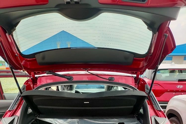 Ngoài ra, Nissan Kicks e-Power 2023 còn có cần số điện tử mới, phanh tay điện tử, tính năng tự động giữ phanh tạm thời và khởi động nút bấm. Nằm bên dưới nắp ca-pô của mẫu SUV cỡ B này là hệ truyền động hybrid có tên e-Power. Hệ truyền động này bao gồm máy xăng 3 xi-lanh, dung tích 1.2L, đóng vai trò là máy phát điện để sạc cụm pin lithium-ion nằm bên dưới hàng ghế trước. Trong khi đó, nhiệm vụ truyền động cho xe thuộc về mô-tơ điện mạnh 136 mã lực và 280 Nm. Xe sẽ có 3 chế độ lái là Eco, Normal và Sport. Thông tin được đăng trên trang của Cục Đăng kiểm Việt Nam cho biết Nissan Kicks e-Power 2023 sẽ có 2 phiên bản là E và V đồng thời được nhập khẩu nguyên chiếc từ Thái Lan.